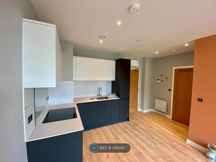 1 Bedroom Flat To Rent In Station Road, Redhill, RH1