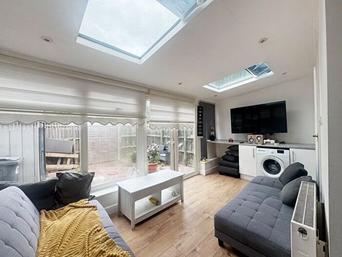 2 Bedroom Flat To Rent In Chalfont Walk, Woodford, IG8