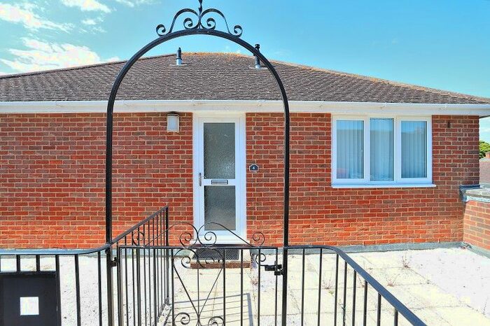 1 Bedroom Flat To Rent In - Lymington Road, Highcliffe, Dorset., BH23