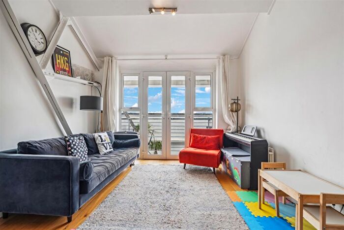 2 Bedroom Flat For Sale In Chiswick High Road, London, W4