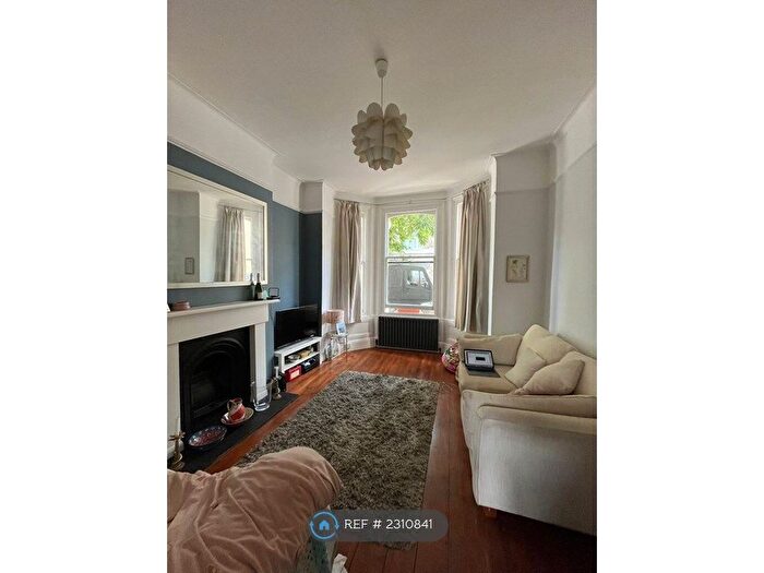 1 Bedroom Flat To Rent In Strathblaine Road, London, SW11