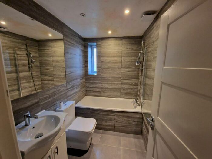 3 Bedroom Flat To Rent In Warwick Gardens, London Road, Thornton Heath, CR7