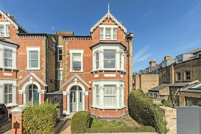 2 Bedroom Flat To Rent In Lancaster Park, Richmond, TW10