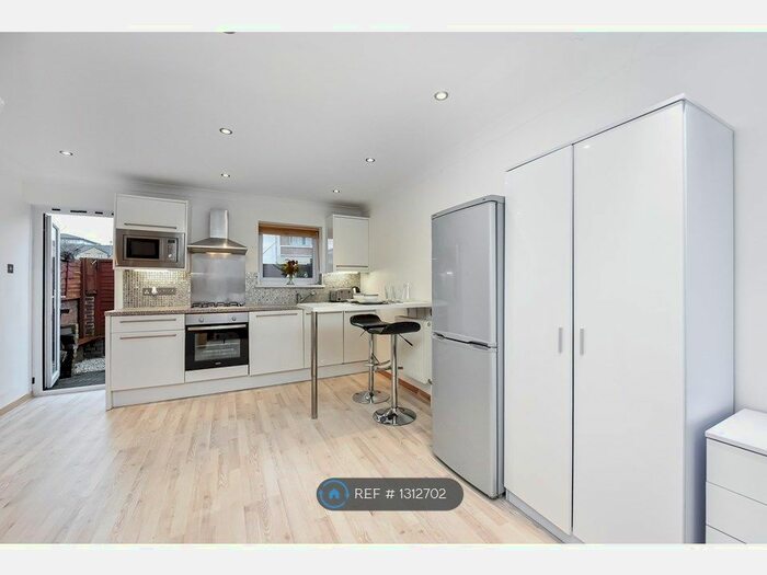 Studio To Rent In Ironmongers Place, London E14