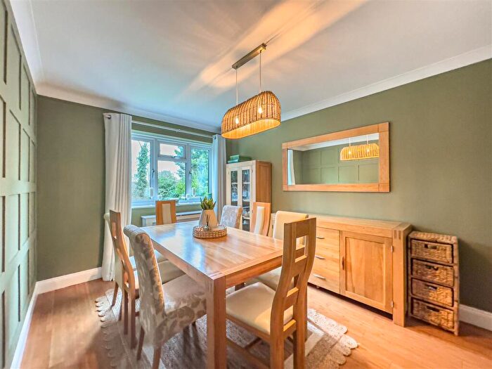 4 Bedroom Detached House For Sale In Bullwood Approach, Hockley, SS5
