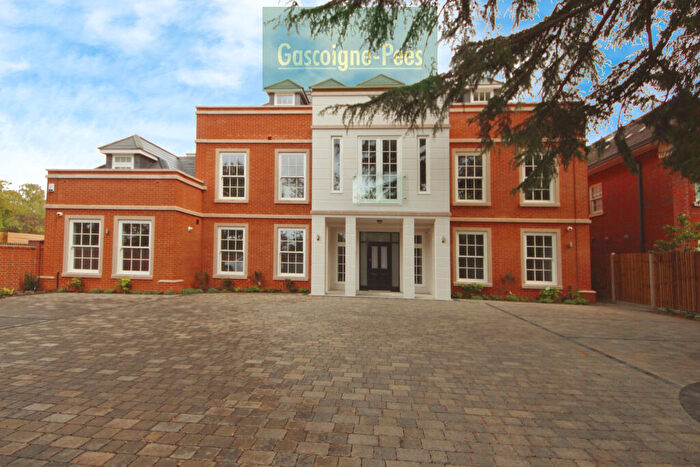 2 Bedroom Flat To Rent In Ivy Court, Cobham, KT11