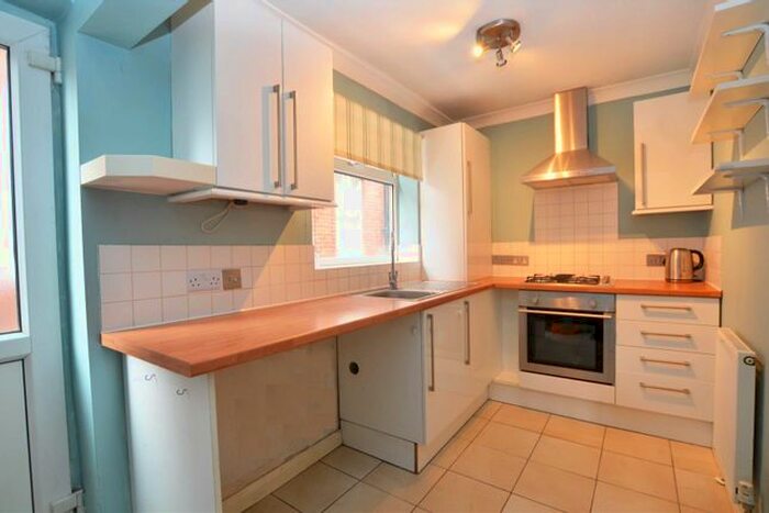 2 Bedroom Maisonette To Rent In Vicarage Road, Hampton Wick, Kingston Upon Thames, KT1