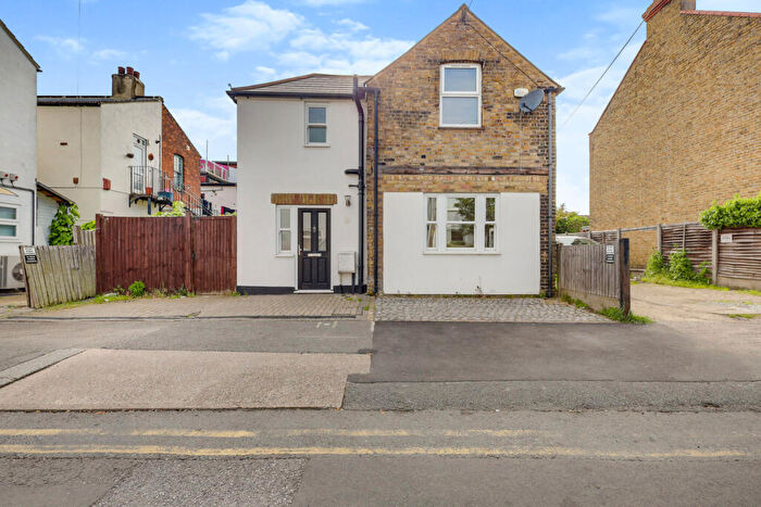 2 Bedroom Detached House For Sale In Woodfield Park Drive, Leigh-on-sea, SS9