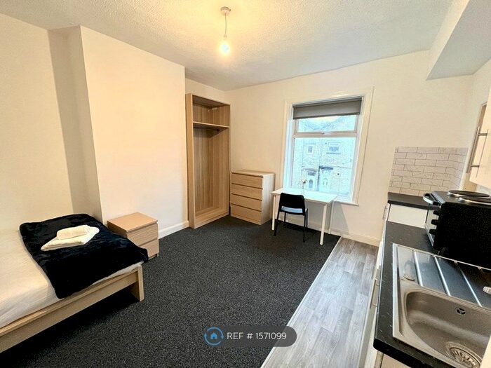 Studio To Rent In Rastrick, Brighouse, HD6