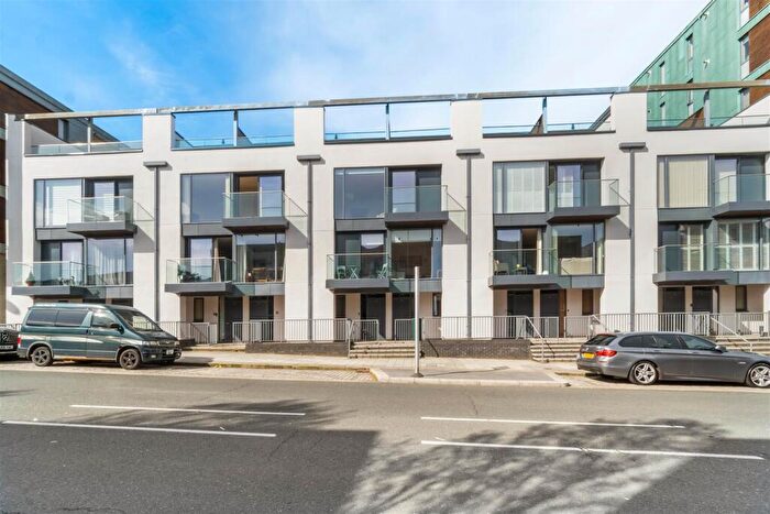 4 Bedroom Terraced House To Rent In Millbay Road, Plymouth, PL1