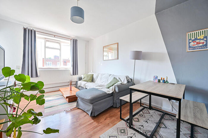 3 Bedroom Maisonette For Sale In Neckinger Estate, Bermondsey, London, SE16