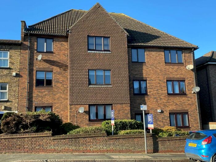 2 Bedroom Flat To Rent In Pennyfields, Brentwood, CM14