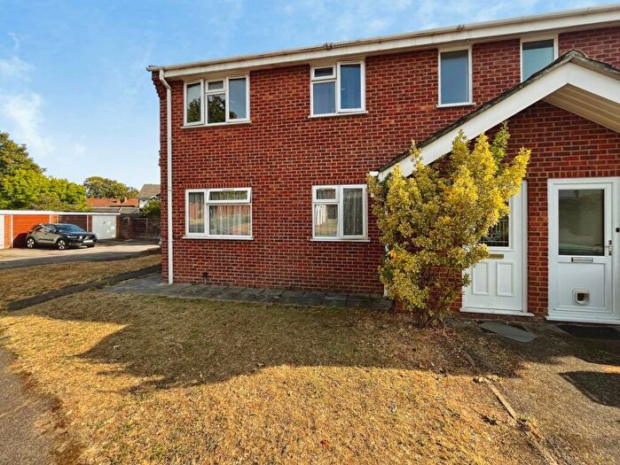 2 Bedroom Maisonette For Sale In Leaholme Gardens, Slough, Berkshire, SL1
