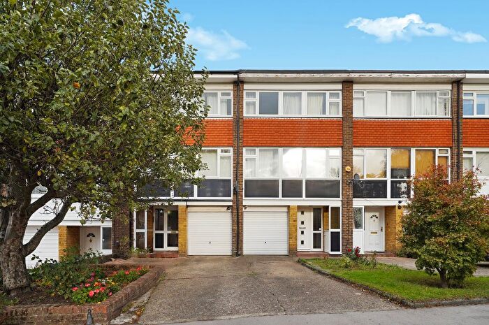 4 Bedroom Town House For Sale In Bracewood Gardens, Croydon, CR0