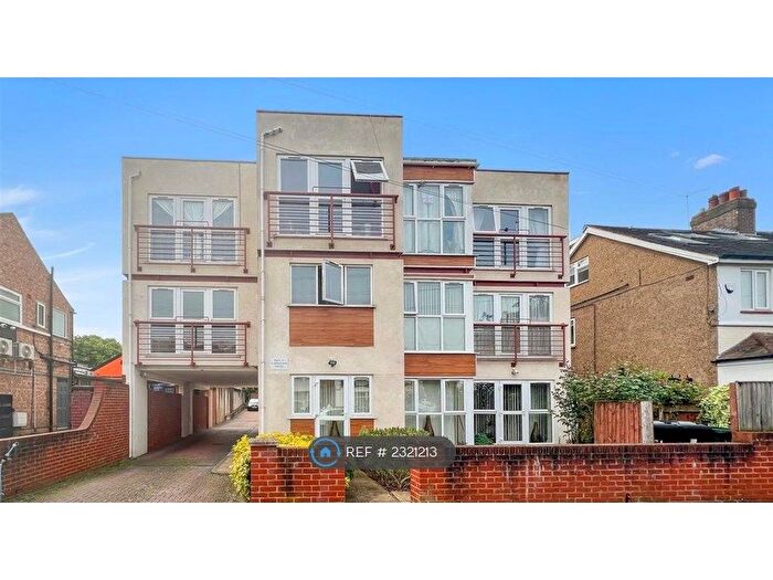 2 Bedroom Flat To Rent In Whitton Dene, Hounslow, TW3