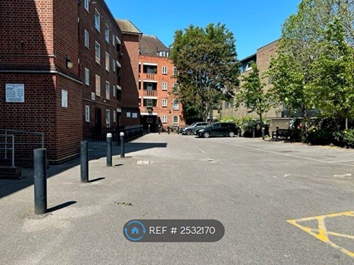 3 Bedroom Flat To Rent In Stockwell Gardens, London, SW9