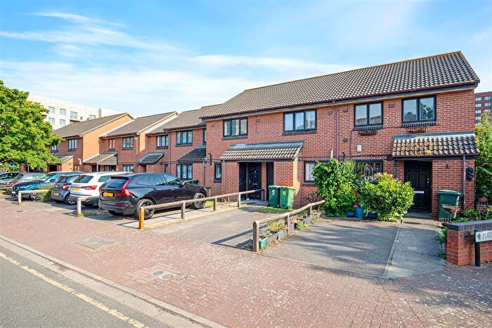 2 Bedroom Detached House For Sale In Pirie Street, Silvertown, E16