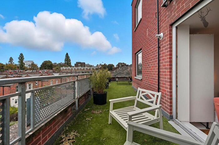 2 Bedroom Apartment For Sale In Globe Road, Stepney Green, E1