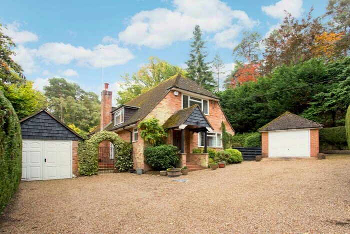 3 Bedroom Detached House To Rent In Smugglers Way The Sands, GU10