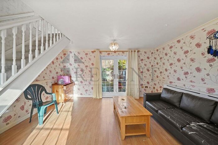 3 Bedroom Semi-Detached House To Rent In Shipwright Road, Southwark, SE16