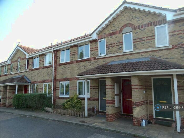 2 Bedroom Flat To Rent In Mountbatten Gardens, Beckenham, BR3