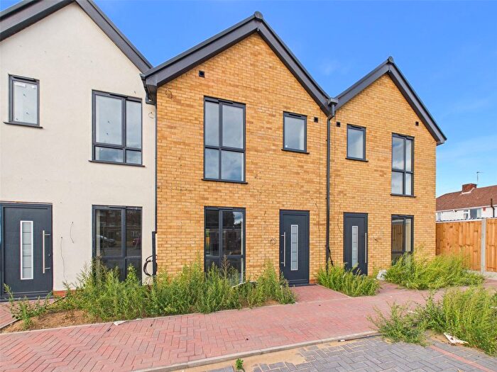 3 Bedroom Semi-Detached House For Sale In Field Road, Feltham, TW14