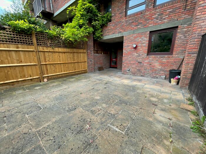 3 Bedroom Flat To Rent In More Close, Hammersmith / Barons Court, London, W14