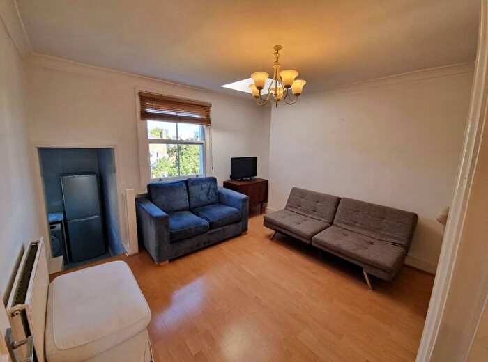 2 Bedroom Flat To Rent In Cambridge Gardens, London, W10