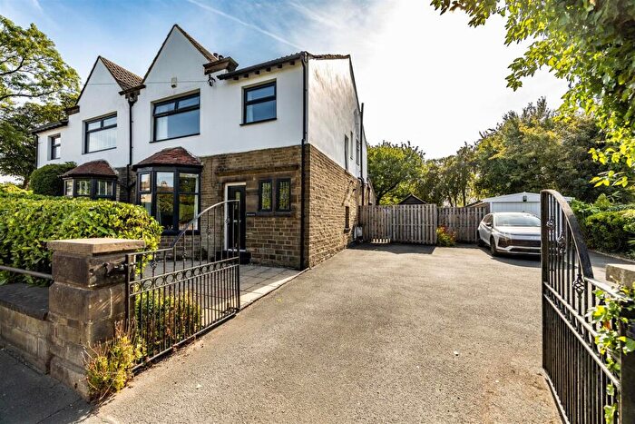 3 Bedroom House For Sale In Halifax Road, Shelf, HX3