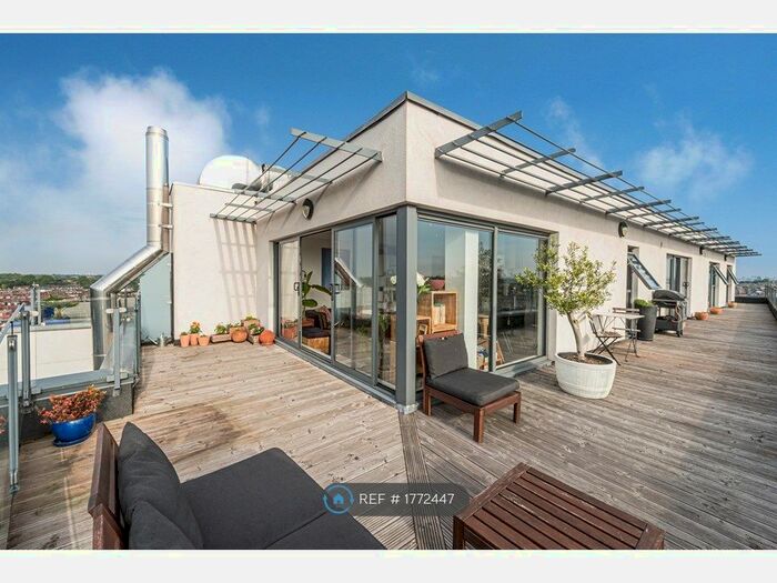 3 Bedroom Flat To Rent In Spur House, London, SW19