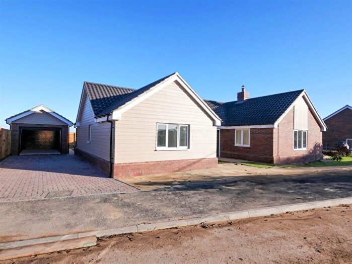 3 Bedroom Detached Bungalow For Sale In Spalding Way, Chelmondiston, IP9