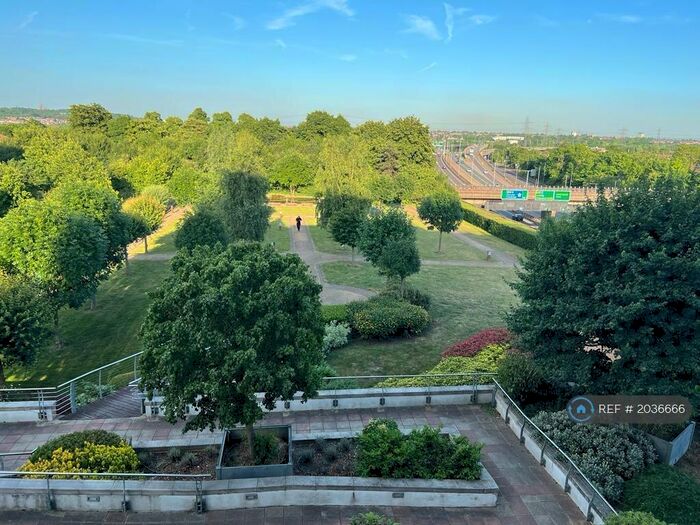 2 Bedroom Flat To Rent In Queen Mary Avenue, London, E18