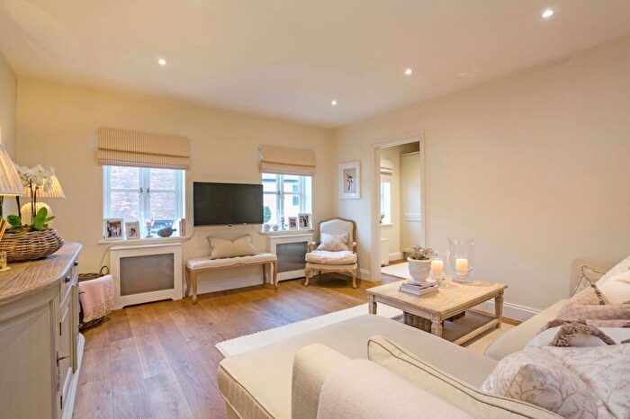 2 Bedroom Maisonette For Sale In High Street, Cookham, SL6