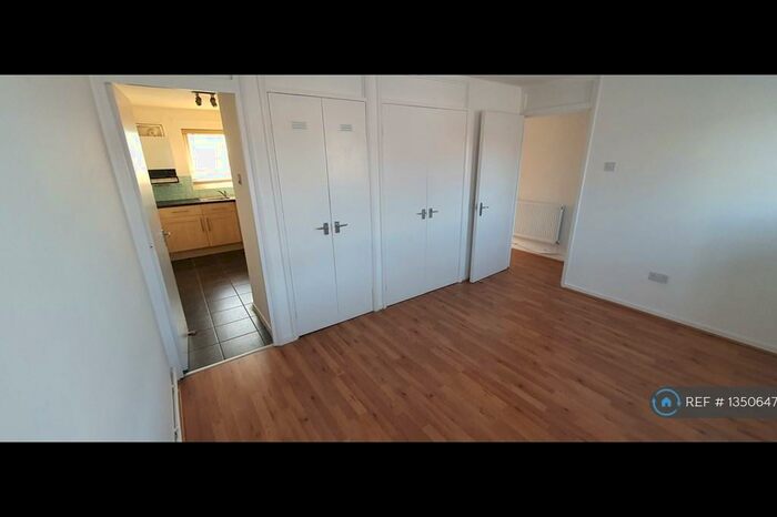 1 Bedroom Flat To Rent In Lorrimore Close, Billericay, CM12