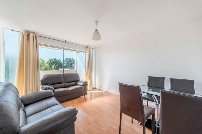 3 Bedroom Flat To Rent In Bloomsbury Close, Ealing, London, W5