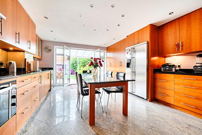 5 Bedroom End Of Terrace House For Sale In Uplands Park Road, Enfield, EN2