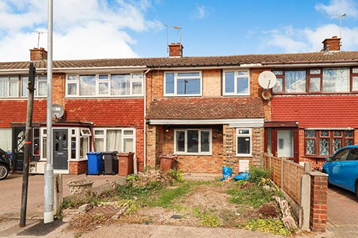 3 Bedroom Terraced House For Sale In Brennan Road, Tilbury, RM18