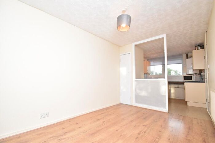 2 Bedroom Maisonette For Sale In Bermuda Road, Cambridge, CB4