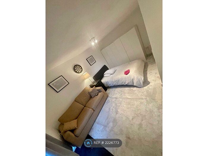 Studio To Rent In Station Road, London, NW4