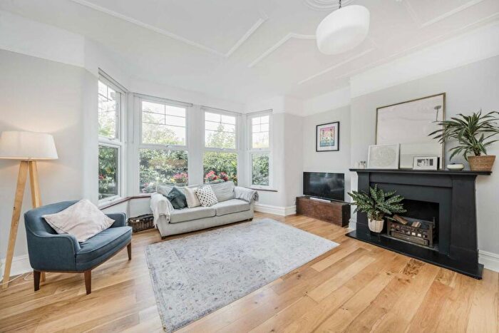2 Bedroom Flat For Sale In Queens Avenue, Whetstone, N20