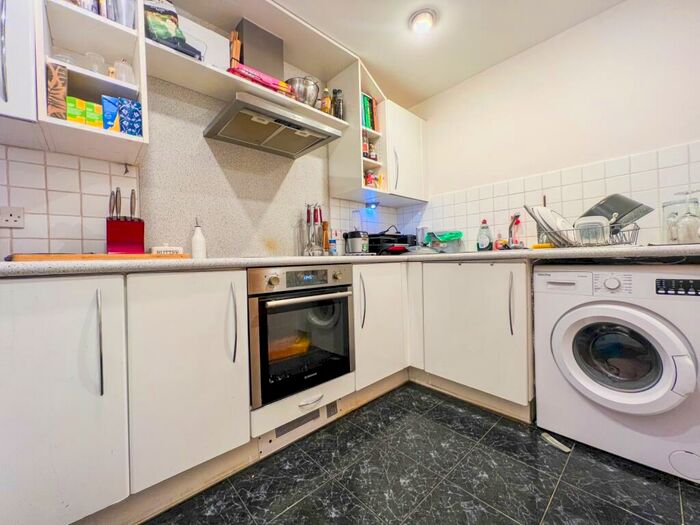 2 Bedroom Flat To Rent In Adventurer`s Quay, Cardiff Bay, CF10