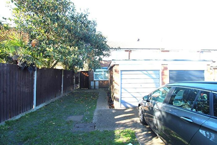 3 Bedroom Semi-Detached House To Rent In Pennine Way, Harlington, UB3