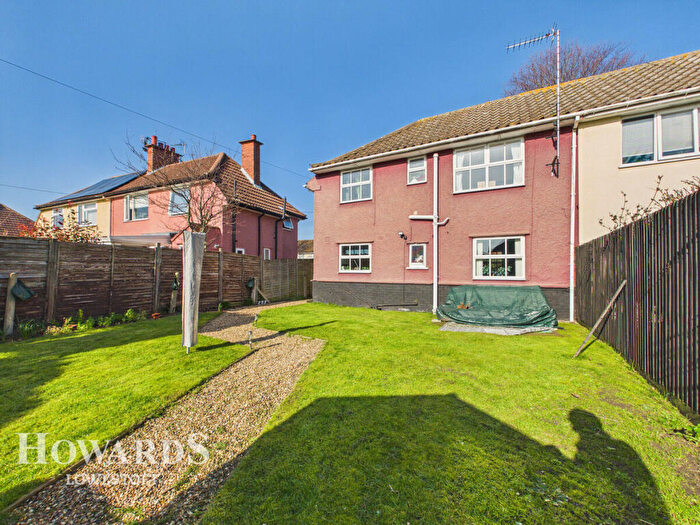 3 Bedroom Semi-Detached House For Sale In Minden Road, Lowestoft, NR32