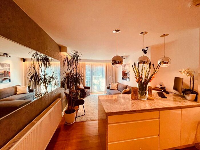 2 Bedroom Apartment To Rent In Gwynne Road, Battersea, London, SW11