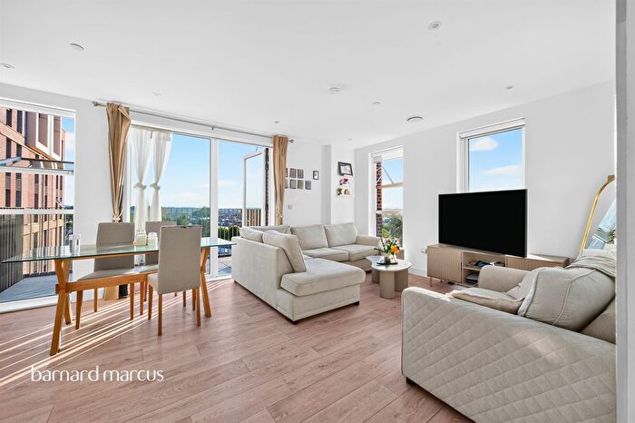 2 Bedroom Flat For Sale In Lansdowne Way, Surbiton, KT5