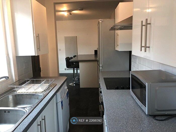 6 Bedroom End Of Terrace House To Rent In Darnley Street, Stoke-On-Trent, ST4
