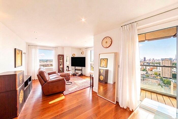 3 Bedroom Flat For Sale In Lincoln Plaza, London, E14