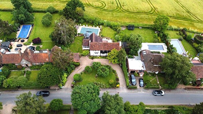 4 Bedroom Detached House For Sale In Cross Oaks Lane, Ridge, Potters Bar, EN6