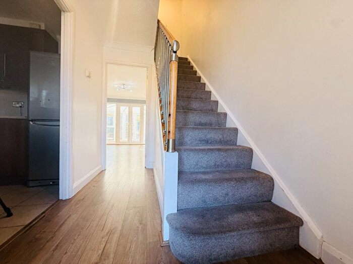 2 Bedroom Property To Rent In Farmbrook, Bushmead, LU2 - Photo 2