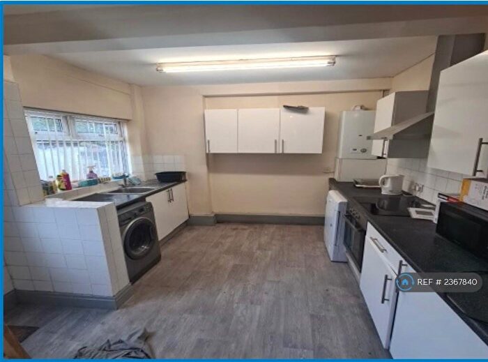 6 Bedroom Semi-Detached House To Rent In Laburnum Rd, Liverpool, L7
